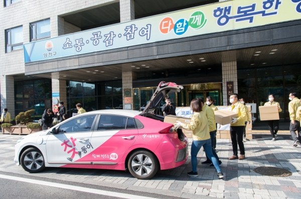 양천구가 코로나19의 장기화에 대비해 관내 만65세 이상 어르신 6만3,314명과 65세 미만 등록 장애인 8,804명을 대상으로 국산 마스크 1인당 5매씩 배부한다. 사진=양천구 제공  