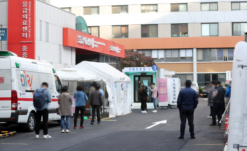 28일 서울 국립중앙의료원 코로나19 선별진료소에 검사를 받으려는 시민이 줄을 서 검사 차례를 기다리고 있다. 사진=연합뉴스