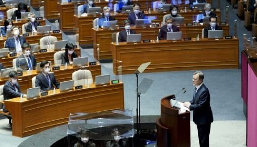 문재인 대통령이 28일 오전 국회 본회의장에서 2021년도 예산안 시정연설을 하고 있다. 사진=연합뉴스