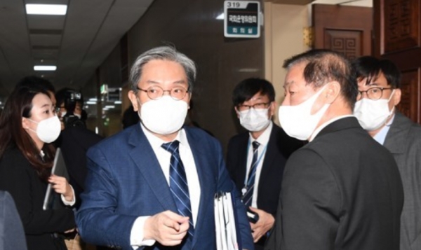 노영민 대통령 비서실장, 김상조 청와대 정책실장이 29일 국회 운영위원회에서 예정된 대통령비서실ㆍ국가안보실ㆍ대통령경호처에 대한 국정감사에 출석했다 퇴장하고 있다. 청와대 국감은 다음달 4일로 연기됐다. 사진=연합뉴스