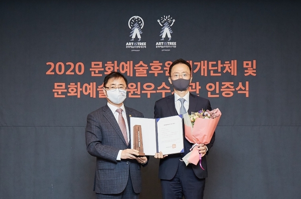 효성이 28일 ‘문화예술후원우수기관 인증식’에서 문화예술후원 우수기관으로 재인증을 받았다. 오영우 문화체육관광부 제1차관(왼쪽), 이정원 효성 전무. 사진=효성 제공