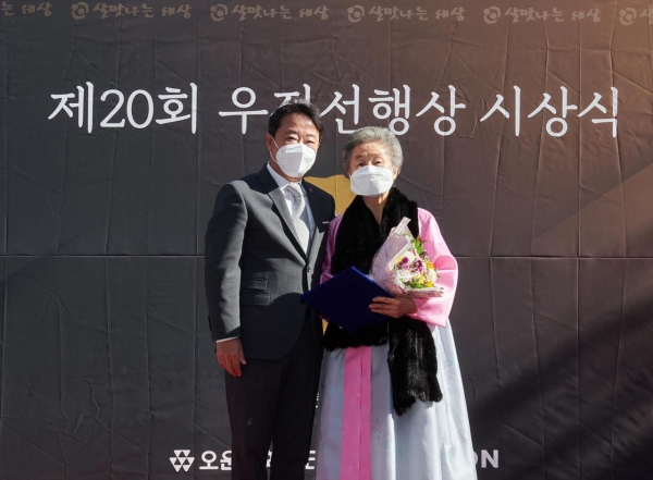 29일 코오롱그룹 오운문화재단 제20회 우정선행상 대상 시상식이 삼청동에서 열렸다. 이웅열 오운문화재단 이사장(왼쪽)과 대상 수상자 김은숙 씨가 기념사진을 찍고 있다. 사진=코오롱 제공
