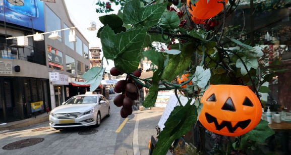 할로윈 데이를 닷새 앞둔 지난 26일 서울 용산구 이태원 거리. 사진=연합뉴스