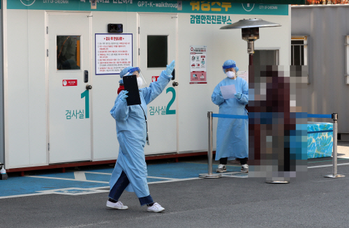 5일 오전 충남 천안시 동남구 문화동 동남구보건소 선별진료소에서 의료진이 분주하게 움직이고 있다. 사진=연합뉴스