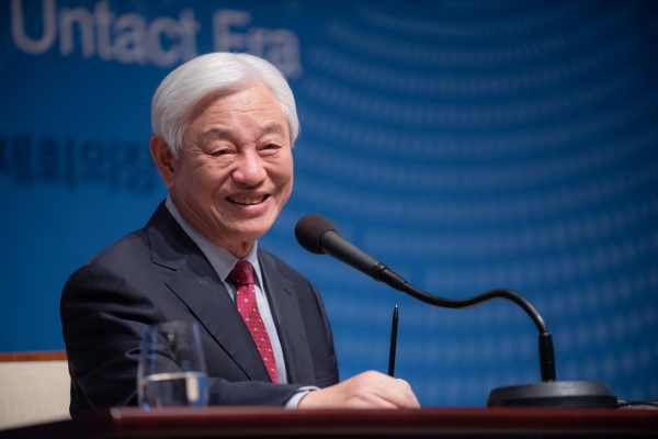 ‘언택트 시대, 교회와 목회자의 역할’을 주제로 ‘2020 세계기독교언론인포럼’에서 발언하고 있는 박옥수 목사. (사진제공 = 한국기독교연합(KCA))