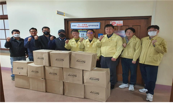 7일, 대한한돈협회강원도협의회(회장 배상건)가 강원도청 동물방역과에 운영 중인 ’아프리카돼지열병 방역대책 상황실‘을 찾아 위문품을 전달하고 직원들 격려(사진제공=강원도)