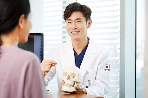 이경민 아이디성형외과 원장(성형외과 전문의).