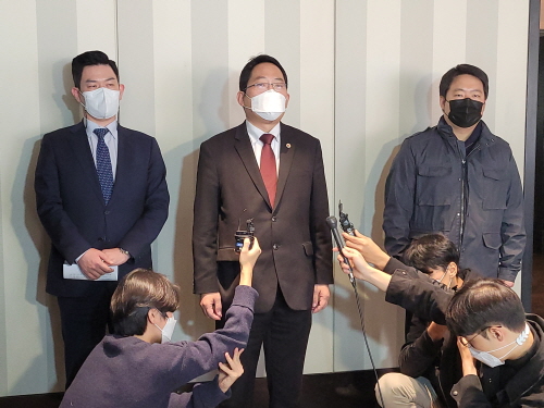 최대집 대한의사협회 회장이 11일 서울 중구 플라자호텔에서 보건복지부의 일방적인 보건의료발전협의체 구성에 대해 유감의 뜻을 밝히고 있다. 사진=의협 제공