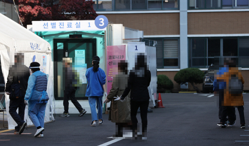 12일 오전 서울 중구 국립중앙의료원에서 시민들이 코로나19 검사를 받기 위해 선별진료소로 향하고 있다. 사진=연합뉴스