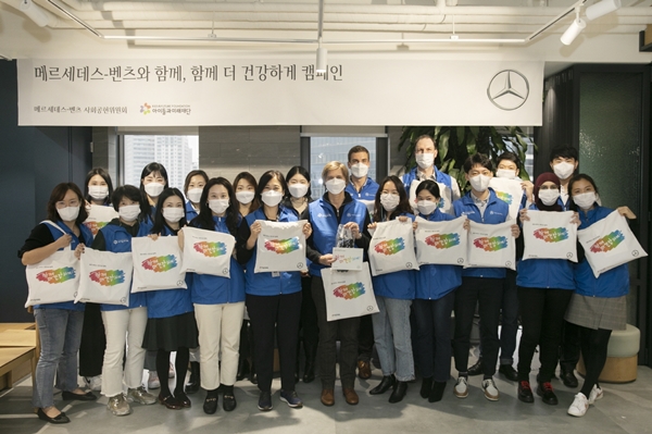 벤츠 사회공헌위원회는 서울시 금천구에 거주하는 장애인과 독거노인을 위한 ‘따뜻한 겨울나기 키트’를 제작했다. 사진=벤츠코리아 제공