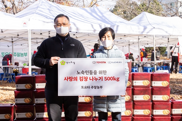 타케무라 노부유키(왼쪽) 한국토요타 사장과 오현숙 안나의 집 사무국장. 사진=한국토요타 제공