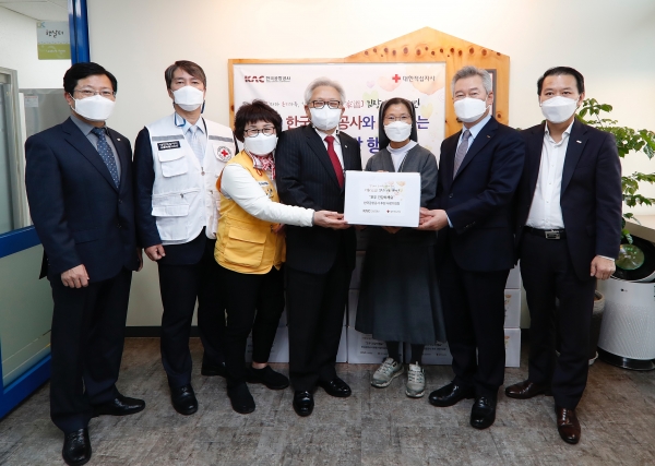 한국공항공사가 지난 20일 ‘사랑의 김장김치 나눔 행사’를 대한적십자사와 진행한 가운데 참석자들이 기념 촬영을 하고 있다.사진 왼쪽으로부터 네 번째 김흥권 대한적십자사 서울지사 회장, 다섯 번째 윤명희 구립신월청소년문화센터 센터장, 여섯 번째 손창완 한국공항공사 사장. 사진=한국공항공사