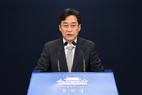 강민석 청와대 대변인이 23일 청와대에서 주요 20개국(G20) 정상회의 결과에 대해 브리핑하고 있다. 강 대변인은 브리핑에서 문재인 대통령이 2주간의 정상외교 일정을 마무리한 뒤 이날 하루 연가를 사용한다고 말했다. 2020.11.23 사진=연합뉴스