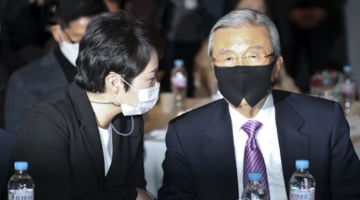 국민의 힘 김종인 비상대책위원장이 23일 오후 서울 여의도 한 호텔에서 열린 이언주 전 의원의 '부산독립선언' 출판기념회에 참석해 이 전 의원과 대화하고 있다. 사진=연합뉴스