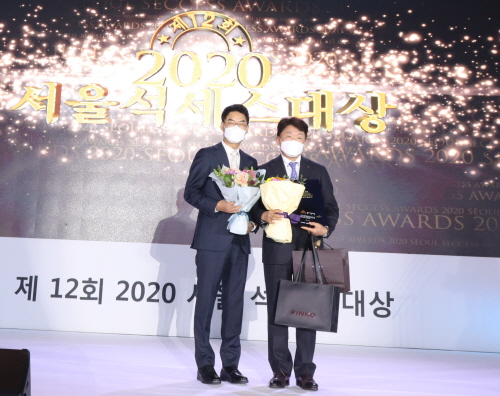 문경안 볼빅 회장(오른쪽) 서울 석세스 대상 시상식에서 스포츠혁신마케팅 대상을 수상한 뒤 기념촬영을 하고 있다. 사진= 볼빅.