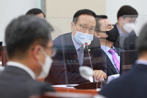 더불어민주당 홍영표 의원이 9일 국회 국방위원회 전체회의에서 2021년도 예산안에 대해 질의하고 있다. 2020.11.9 사진=연합뉴스