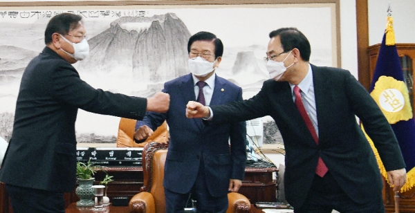박병석 국회의장(가운데)과 더불어민주당 김태년 원내대표(왼쪽), 국민의힘 주호영 원내대표(오른쪽)가 지난 23일 국회 의장실에서 열린 '공수처법 해법' 논의 여야 원내대표 회동에서 주먹인사하고 있다. 사진=연합뉴스
