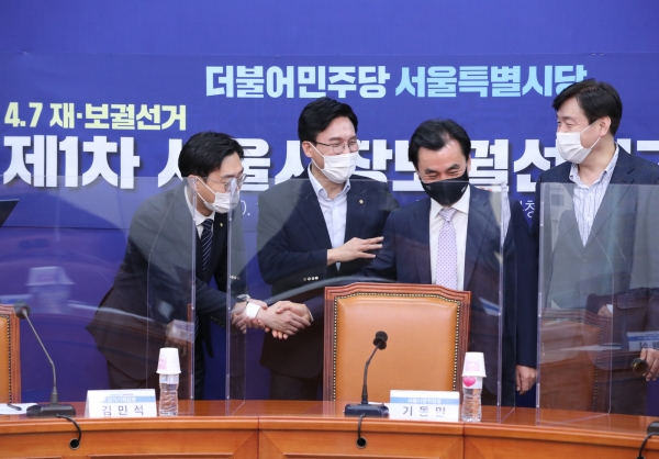 16일 서울 여의도 국회에서 열린 '더불어민주당 서울특별시당 4.7 재ㆍ보궐선거 제1차 서울시장 보궐선거 기획단 회의'에서 김민석 선거기획단장(왼쪽 두 번째)과 기동민 서울시당위원장(오른쪽), 안규백 조직총괄분과장(오른쪽 두 번째)이 웃으며 인사하고 있다. 2020.11.16 사진=연합뉴스
