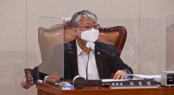 24일 오전 서울 여의도 국회에서 열린 국토교통위원회 국토법안심사소위원회에서 조응천 소위원장이 의사봉을 두드리고 있다. 사진=연합뉴스