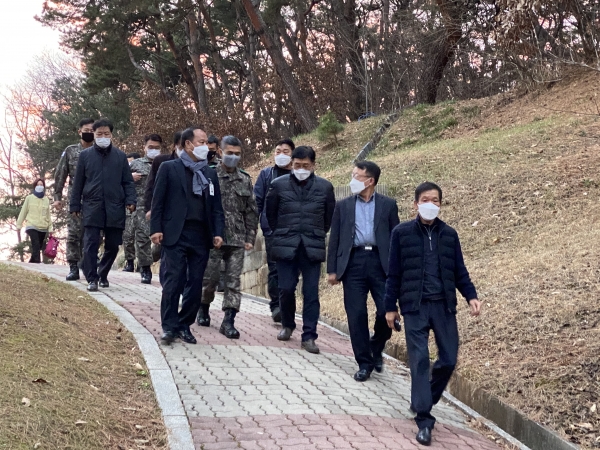 정동균 양평군수와 전진선 양평군군의회의장, 이태영 범대위 대책위원장등 군의원들이 함께 항의 방문하고 있다.