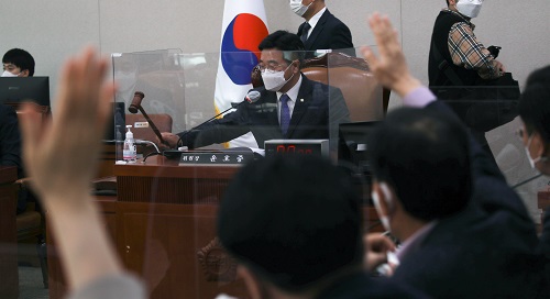 25일 국회 법제사법위원회 전체회의에서 윤호중 위원장이 산회를 선포하고 있다. 사진=연합뉴스