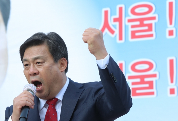 국민의힘 김선동 의원이 25일 오전 서울 광화문광장에서 서울시장 후보 출마 선언을 하고 있다. 사진=연합뉴스