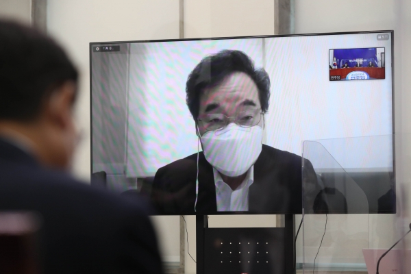 더불어민주당 이낙연 대표가 25일 서울 여의도 국회에서 열린 최고위원회의에 화상으로 참석, 발언하고 있다. 2020.11.25 사진=연합뉴스