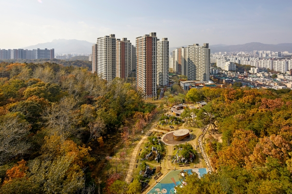 사진2) e편한세상 신곡포레스타뷰는 추동공원 산책로와 연결되어 있어 공원을 집 앞 정원처럼 이용할 수 있다.
