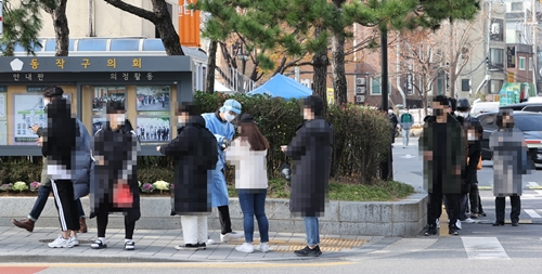 동작구청 주차장에 설치된 선별진료소 앞에서 시민들이 검사를 기다리고 있다. 사진=연합뉴스
