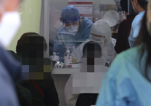 코로나19 신규 확진자 수가 500명대 후반으로 폭증하며 대규모 확산이 우려되는 26일 오전 서울 서대문구 선별진료소를 찾은 시민들이 코로나19 검사를 기다리고 있다. 사진=연합뉴스