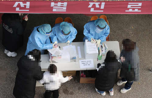 26일 오전 서울 강서구보건소 선별진료소를 찾은 시민들이 신종 코로나바이러스 감염증(코로나19) 검사를 받기 위해 차례를 기다리고 있다. 사진=연합뉴스
