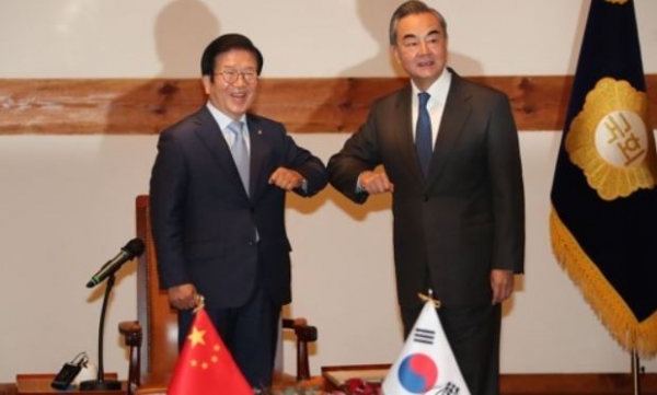 왕이 중국 국무위원 겸 외교부장과 박병석 국회의장이 27일 국회 사랑재에서 환담에 앞서 인사하고 있다. 사진=연합뉴스