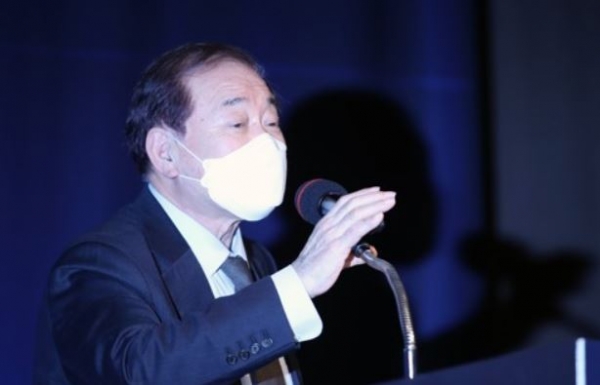 지난 23일 오후 서울 중구 더플라자호텔에서 열린 '2020 국방우주력발전 심포지엄'에서 문정인 대통령 통일외교안보특보가 기조연설을 하고 있다. 사진=연합뉴스