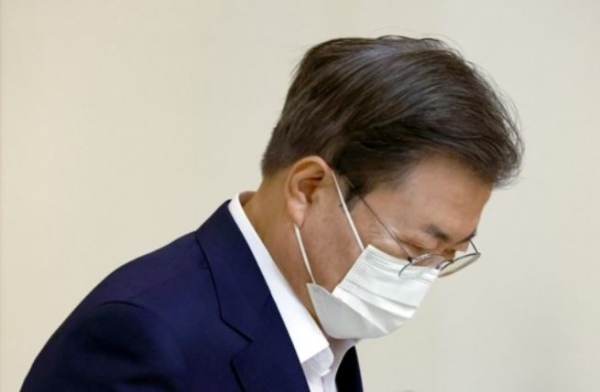문재인 대통령이 27일 청와대에서 2050 탄소중립 범부처 전략회의에 참석하고 있다. 사진=연합뉴스