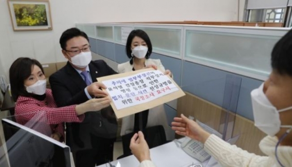 국민의힘 김성원 원내수석부대표(가운데), 전주혜 의원(왼쪽), 배현진 원내대변인이 27일 오전 국회 의안과에 `추미애 법무부 장관의 윤석열 검찰총장 직무정지 명령 등으로 인한 법치 문란 사건 진상규명을 위한 국정조사 요구서'를 제출하고 있다. 사진=연합뉴스