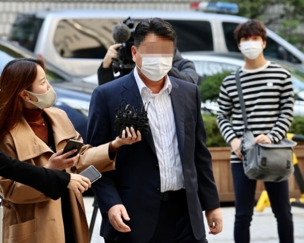 옵티머스자산운용 펀드 사기에 가담한 혐의를 받는 화장품 회사 스킨앤스킨 이사인 이모씨가 지난달 19일 오전 서초구 서울중앙지법에서 열린 구속 전 피의자 심문(영장실질심사)에 출석하고 있다. 사진=연합뉴스