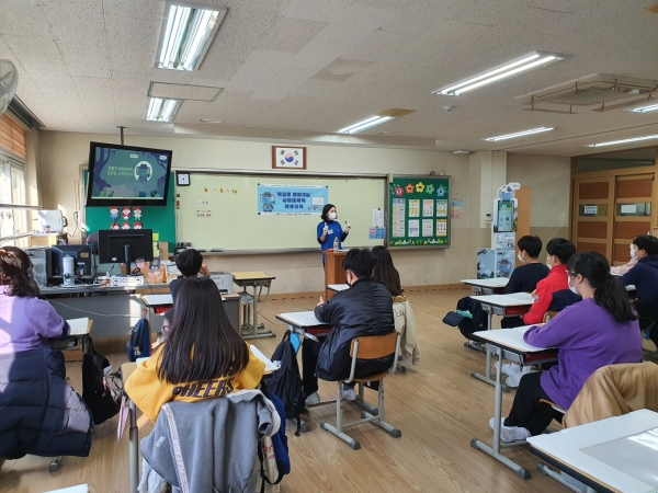 '푸른코끼리' 전문강사가 서울탑동초등학교 6학년 학생들을 대상으로 사이버 폭력 예방 교육을 실시하고 있다. 사진=삼성전자 제공