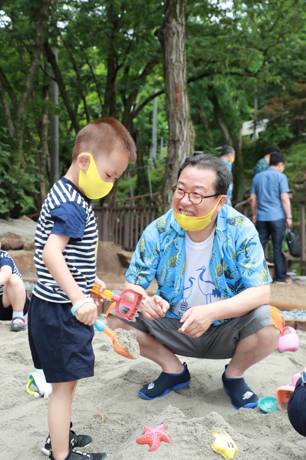 조광한 시장이 청학비치에 조성된 모래사장에서 아이와 즐거운 시간을 보내고 있다