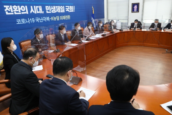 더불어민주당 김태년 원내대표가 24일 오전 서울 여의도 국회에서 원내대책회의를 주재하고 있다. 사진=연합뉴스