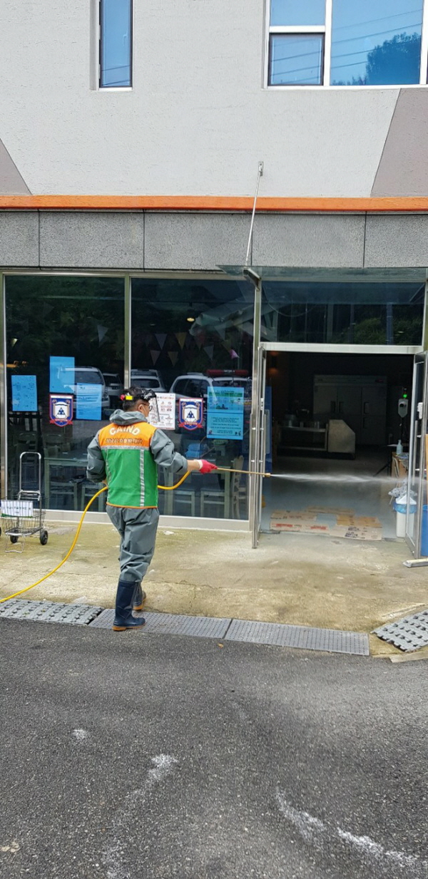 성남시자율방재단이 시내 한 건물을 방역 중이다