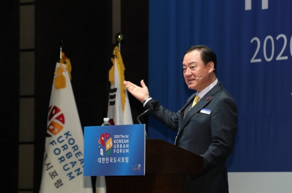 지난 25일 ‘2020년 제1회 대한민국도시포럼’에서 유동균 마포구청장이 2부 세션인 ‘청년의 새로운 희망을 만나다’의 발표자로 나섰다. 사진=마포구 제공
