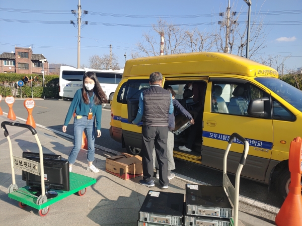 국가철도공단 임직원이 2일 공단 대전 본사에서 PC를 기증하고 있다. 사진=국가철도공단
