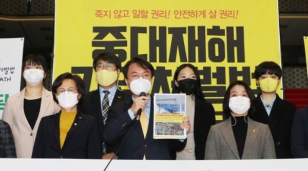 정의당 김종철 대표가 3일 서울 여의도 국회에서 열린 중대재해기업처벌법 제정 촉구 비상행동 기자회견에서 안전그물망이 설치돼 노동자의 생명을 구한 현장과 안전시설이 없는 현장을 비교하며 중대재해기업처벌법 제정의 필요성에 대해 역설하고 있다. 사진=연합뉴스