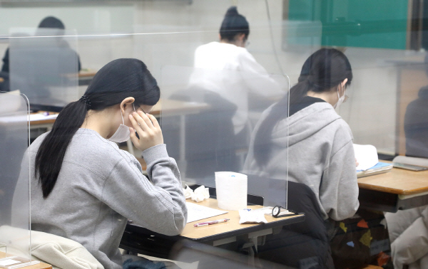 대학수학능력시험일인 3일 오전 대전시 서구 괴정동 괴정고등학교에서 수험생들이 시험을 준비하고 있다. 사진=연합뉴스 제공