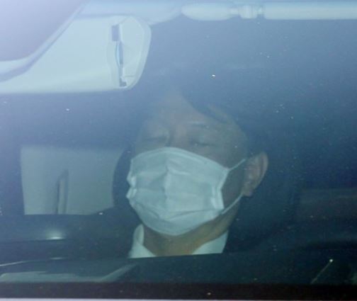 윤석열 검찰총장이 3일 오후 서울 서초구 대검찰청 주차장으로 들어서고 있다. 사진=연합뉴스