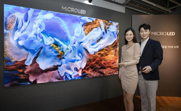 삼성전자 모델이 마이크로 LED TV를 소개하고 있는 모습. 산업용으로 쓰이던 기술을 가정용에도 적용해 내놓은 이 제품의 출하가는 1억7000만원이다. 사진=삼성전자 제공