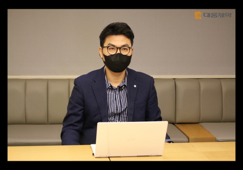 전승호 대웅제약 사장이 4일 오전 온라인으로 개최된 2021년 대웅제약 시무식에서 신년사를 발표하고 있다. 사진=대웅제약 제공