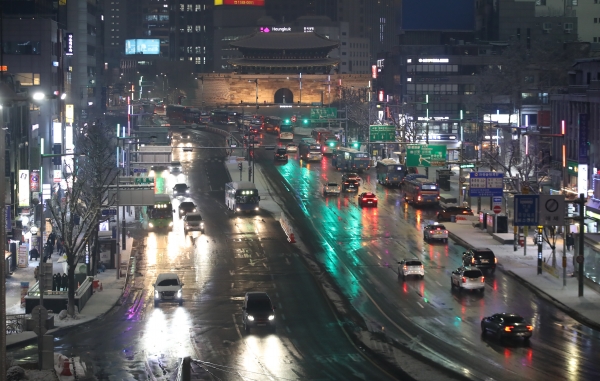 많은 눈이 내린 12일 오후 서울 중구 세종대로 숭례문에서 서울역을 잇는 도로가 제설작업이 이뤄져 원활한 차량흐름을 보이고 있다. 사진=연합뉴스