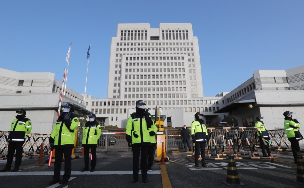 박근혜 전 대통령의 재상고심 선고 공판이 열리는 14일 오전 서울 서초구 대법원 앞에서 경찰이 만약의 사태에 대비해 출입을 통제하고 있다. 2021.1.14 사진=연합뉴스