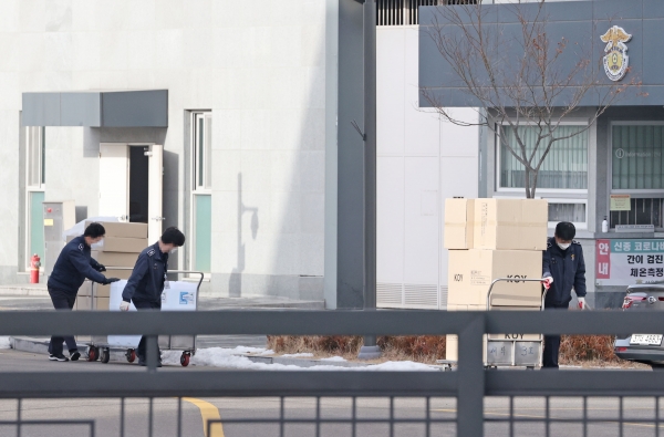 동부구치소 직원과 수용자를 상대로 한 9차 전수검사 날인 14일 오전 서울 송파구 동부구치소에서 관계자들이 의료용품을 옮기고 있다. 사진=연합뉴스 제공